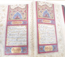 هدیه شهروند یزدی به کتابخانه آستان قدس